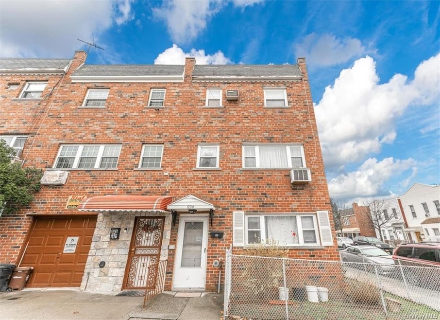 824 Kinsella St, Bronx, NY 10462 - photo 1