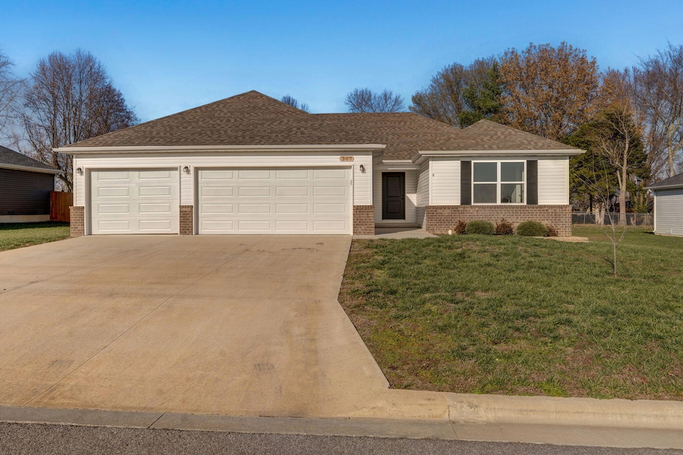 307 W Granada St, Republic, MO 65738 - photo 1