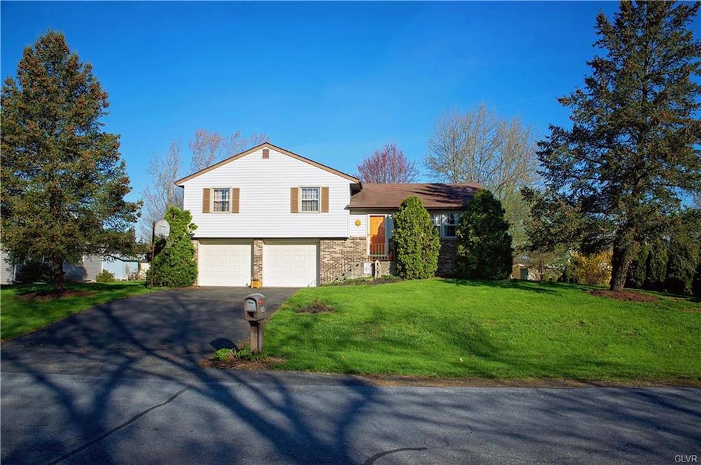 3 bedroom Split level on large 1/3 acre lot