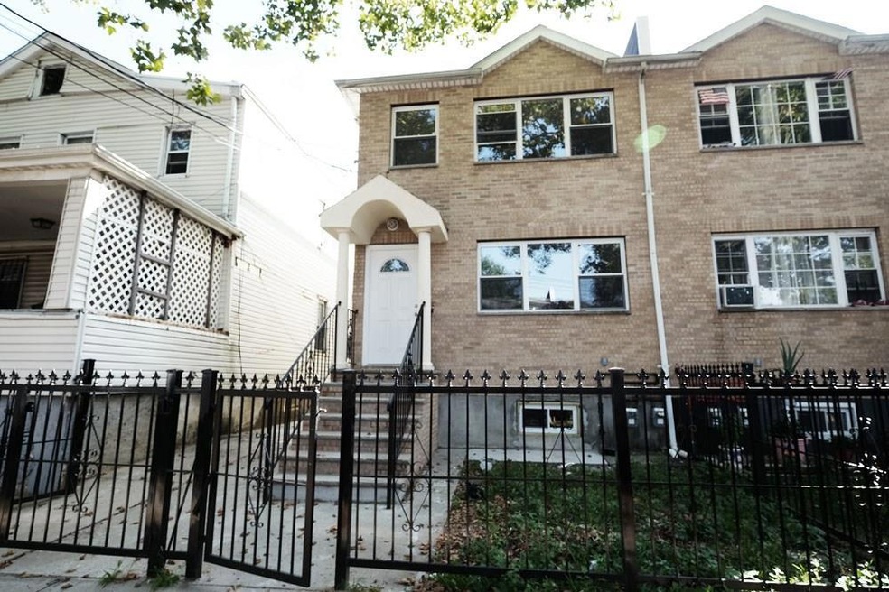 10923 156th St, Jamaica, NY 11433 - photo 1