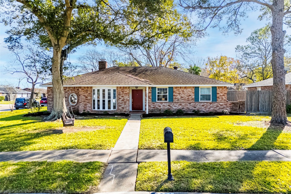 201 Stonehenge Ln, Friendswood, TX 77546 - photo 1