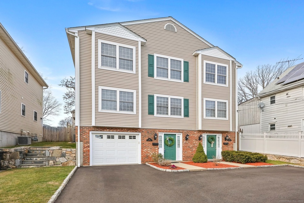 103 Dean St unit RIGHT, Stamford, CT 06902 - photo 1