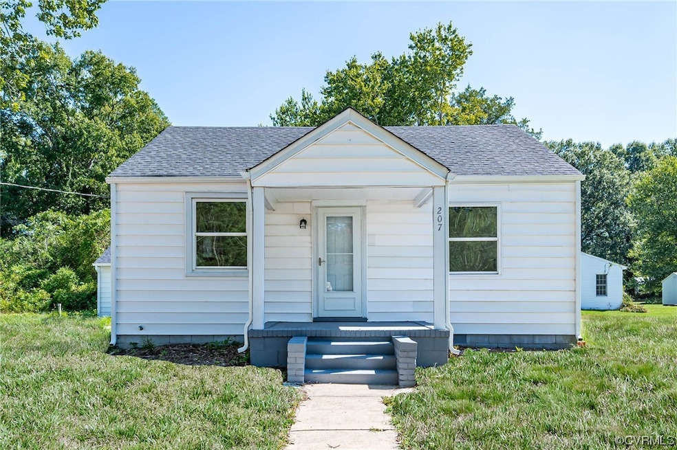 Bungalow with a front yard