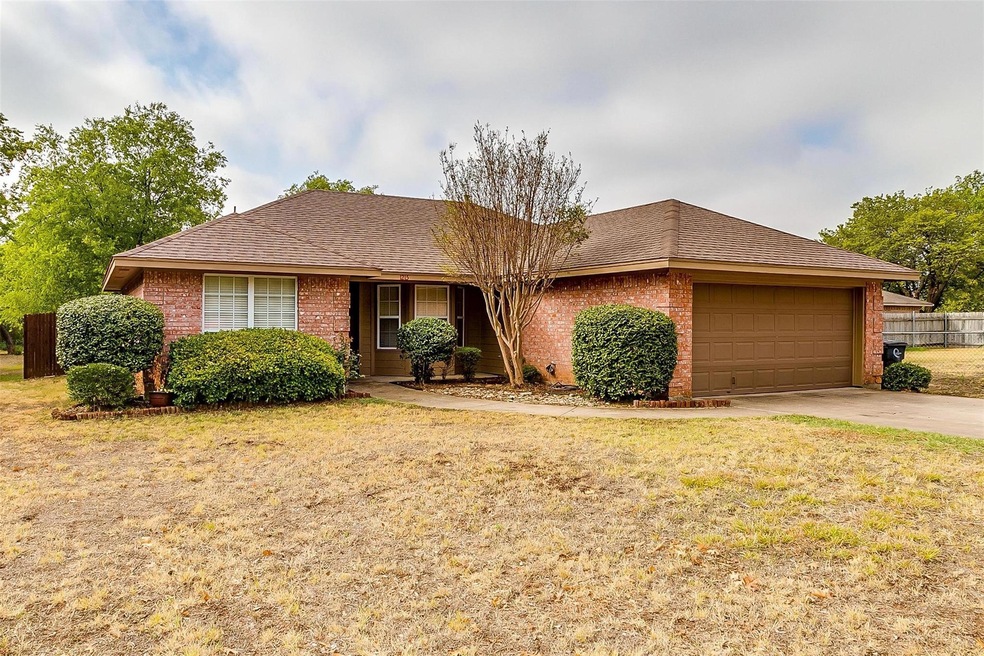 1215 Davis St, Cleburne, TX 76033 - photo 1