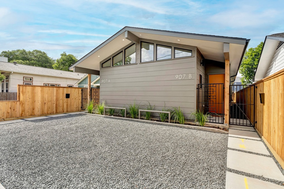 907 Kern St unit B, Houston, TX 77009 - photo 1