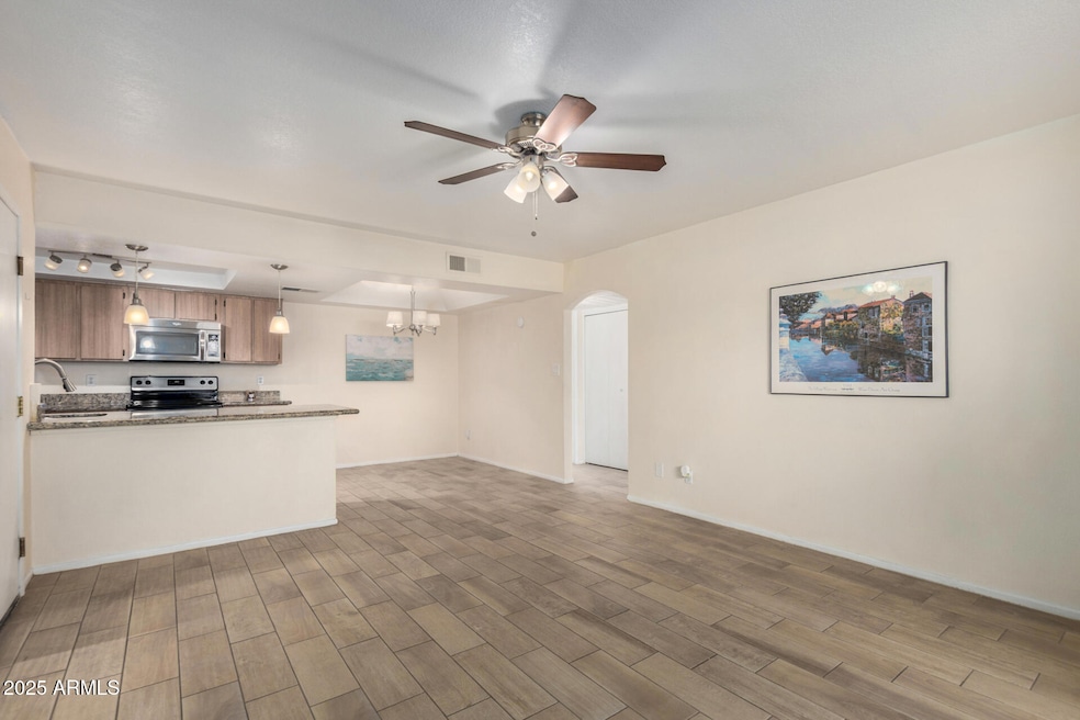Open living area & kitchen/dining