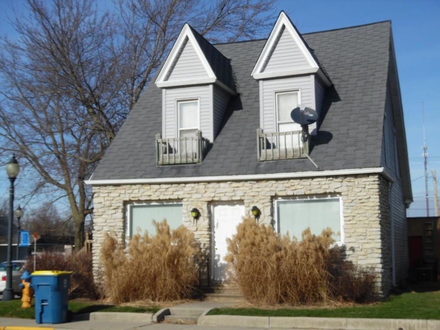 127 W Wabash St, Bluffton, IN 46714 - photo 1