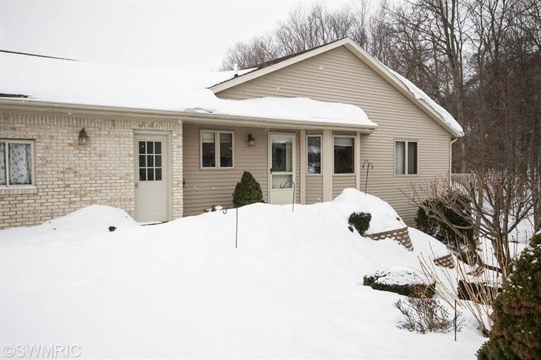 2165 Creekside Dr SW unit 42, Byron Center, MI 49315 - photo 1