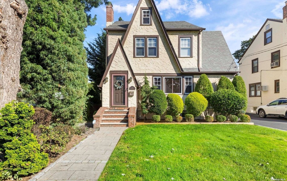 160 Andover Place, West Hempstead, NY 11552 - photo 1