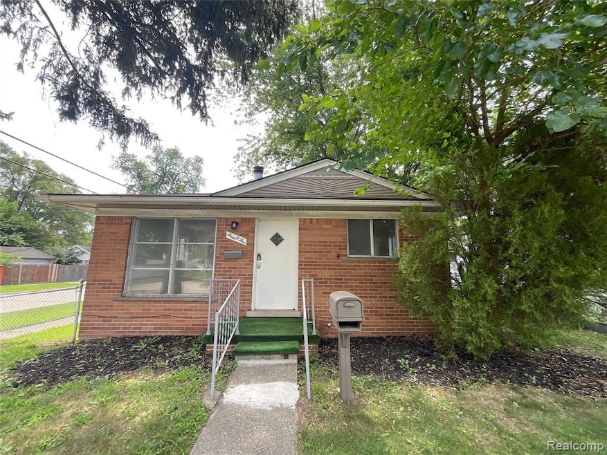 305 W Hudson Ave, Madison Heights, MI 48071 - photo 1