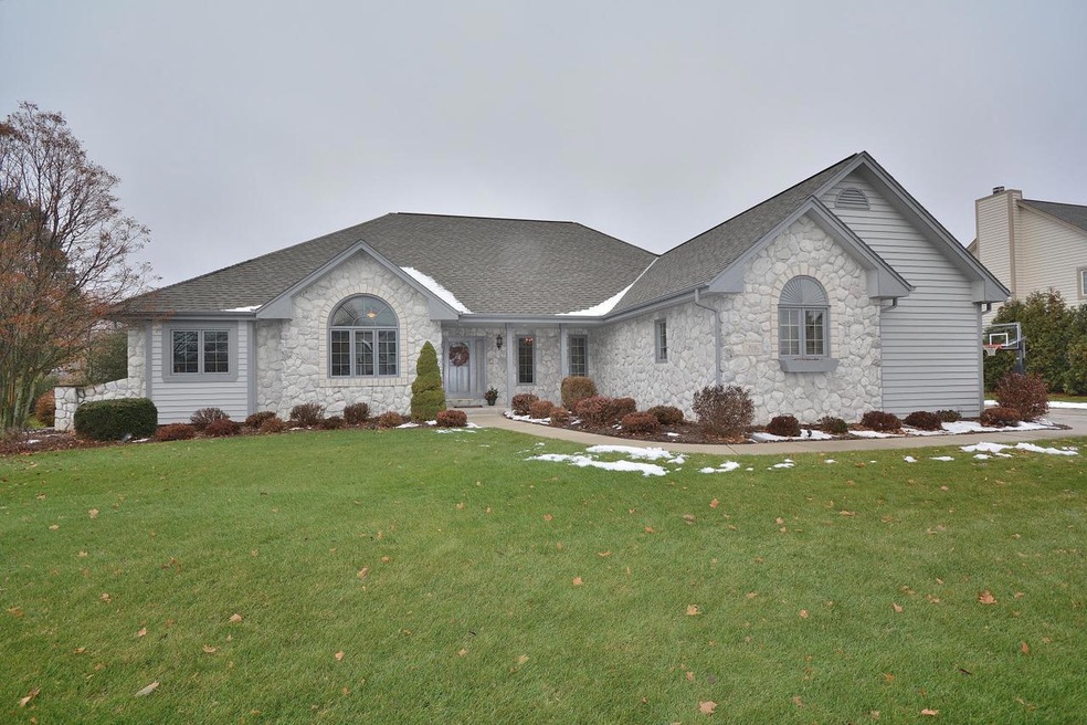 W146N7075 Winter Hollow Dr, Menomonee Falls, WI 53051 - photo 1