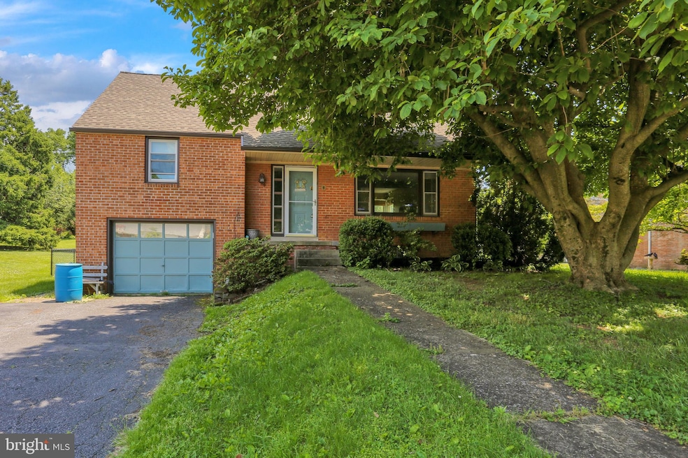 209 W 39th St, Reading, PA 19606 - photo 1