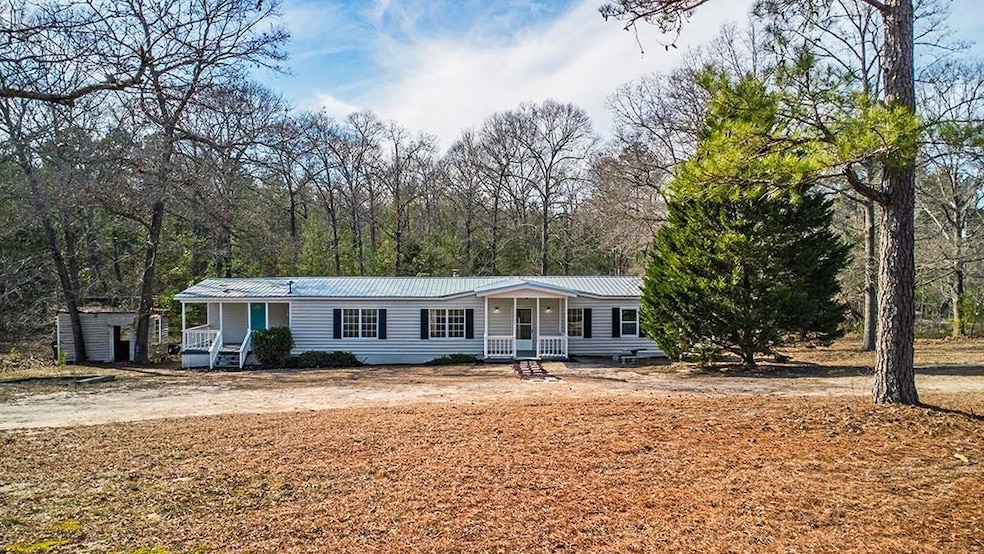 Manufactured / mobile home featuring a porch