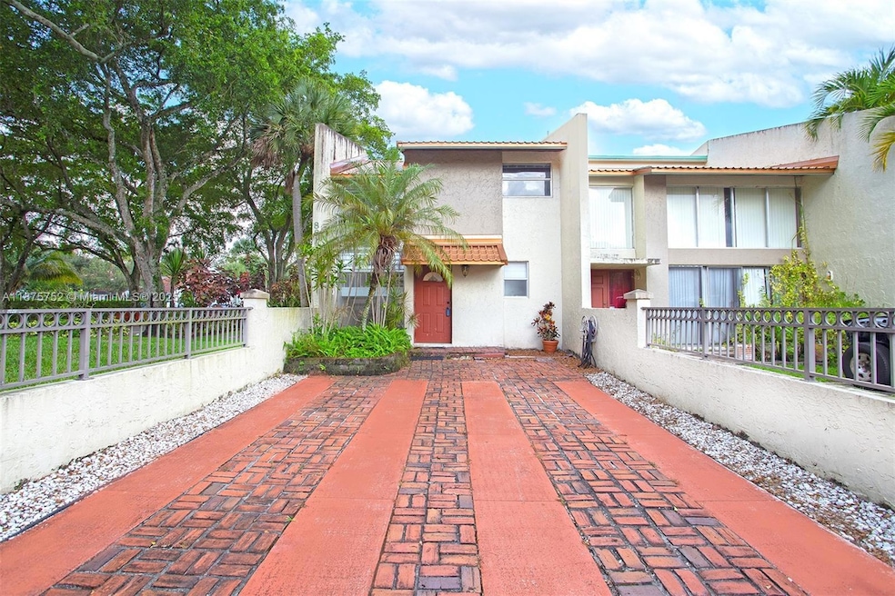 8811 Gatehouse Rd unit 8, Plantation, FL 33324 - photo 1