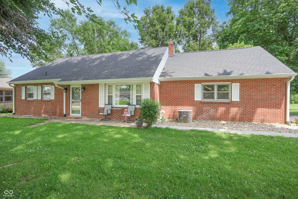 8424 E Mulberry St, Columbus, IN 47203 - photo 1
