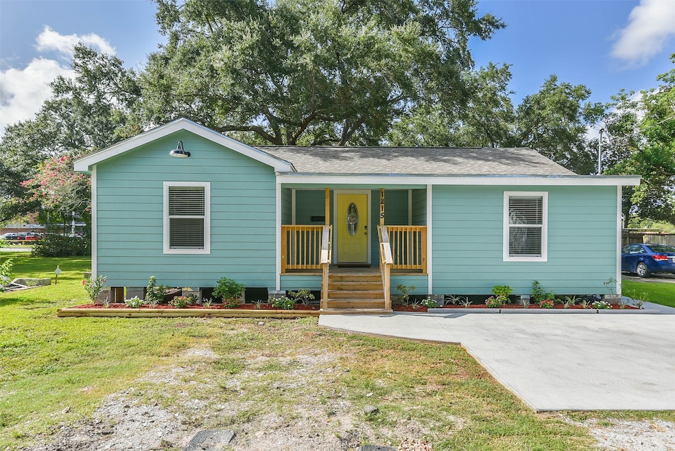 1215 Betsy Ross St, Alvin, TX 77511 - photo 1