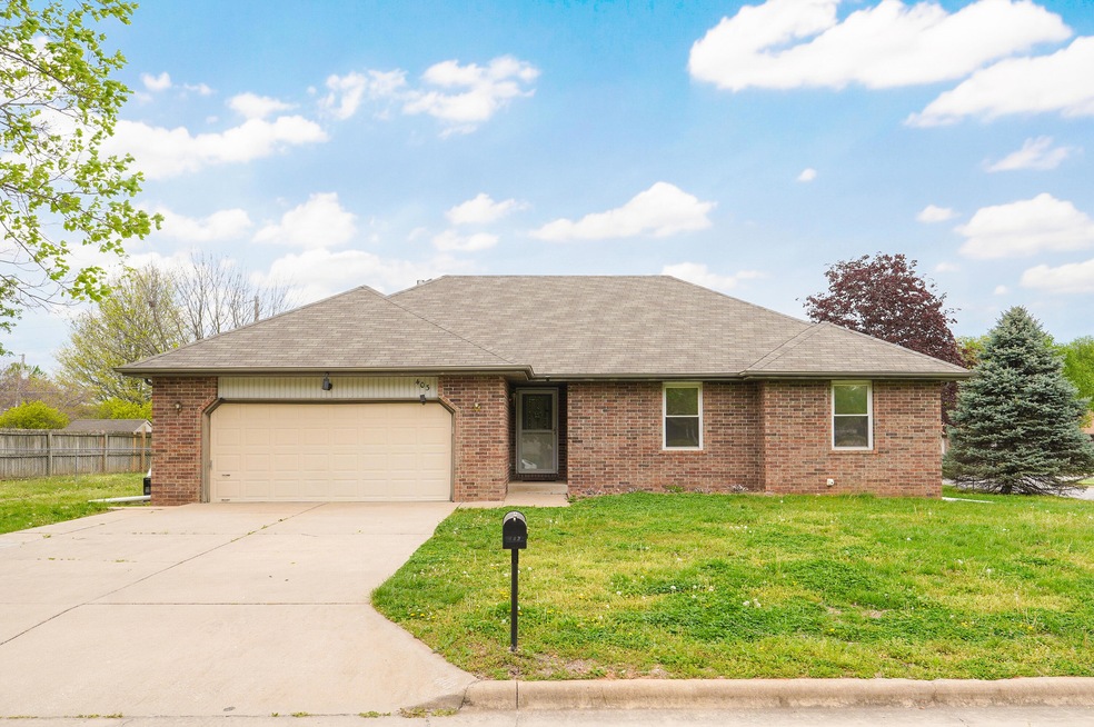 403 E Chet Atkins Ct-1