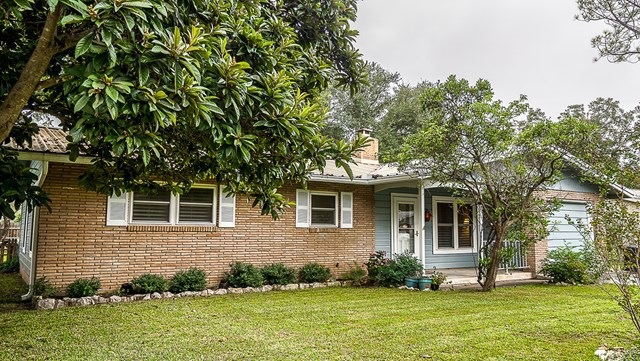 703 N Edison St, Fredericksburg, TX 78624 - photo 1