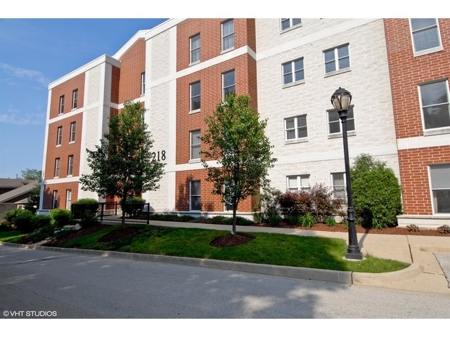 218 N Water St unit 301, Batavia, IL 60510 - photo 1