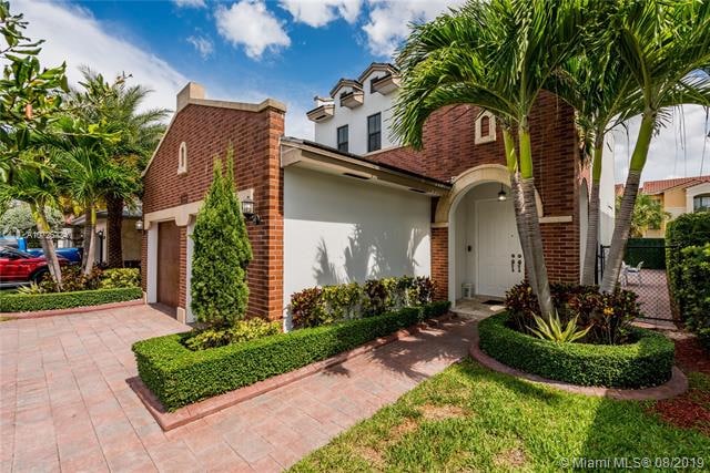 10553 NW 70th Ln, Doral, FL 33178 - photo 1