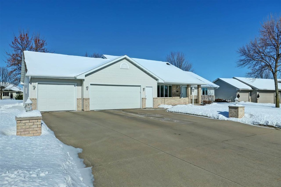 W6010 Strawflower Dr, Appleton, WI 54915 - photo 1