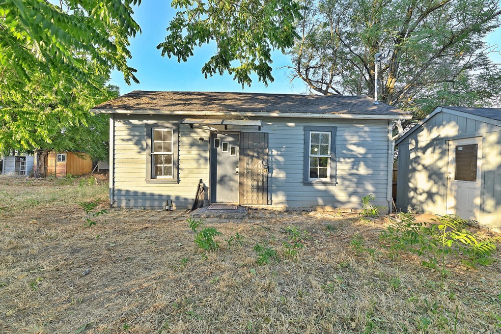 114 N 8th St, Central Point, OR 97502 - photo 1