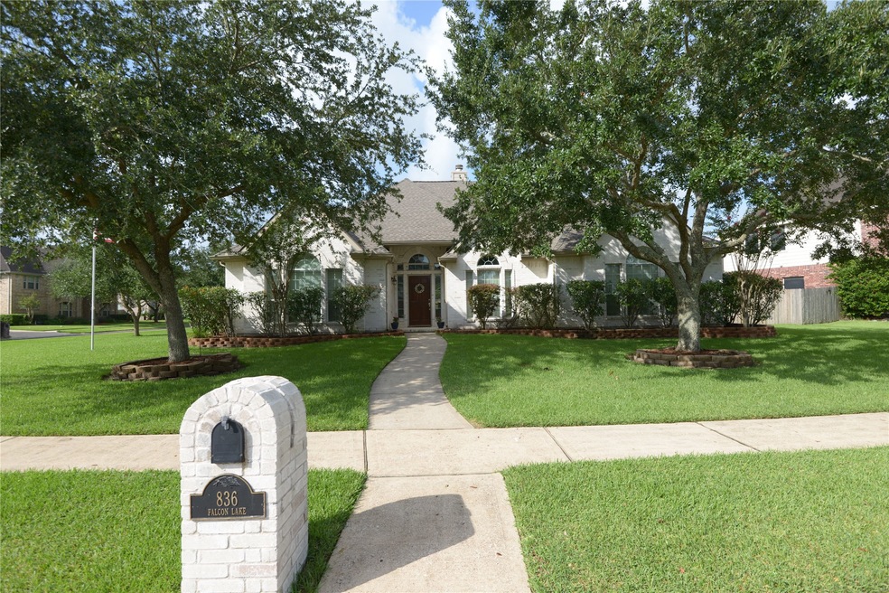 836 Falcon Lake Dr, Friendswood, TX 77546 - photo 1