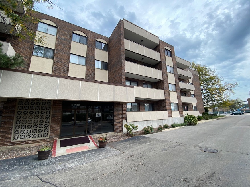 9240 Gross Point Rd unit 406A, Skokie, IL 60077 - photo 1