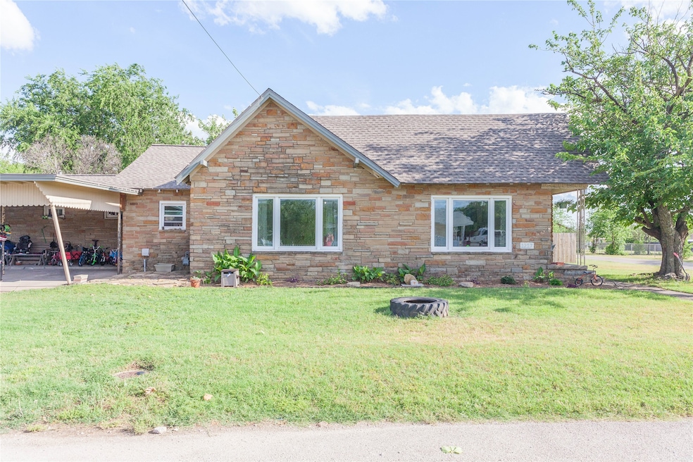 1217 Cherokee St, Weatherford, TX 76086 - photo 1