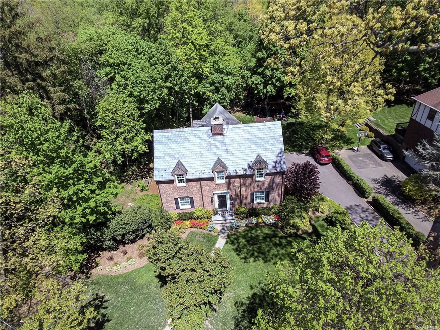 129 Circle Dr, Manhasset, NY 11030 - photo 1