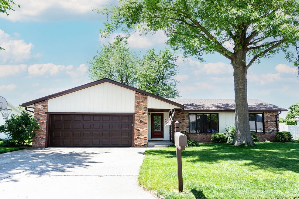 260 Crestwood Dr, Lincoln, IL 62656 - photo 1