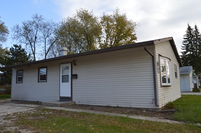 925 Berkley St, Carpentersville, IL 60110 - photo 1