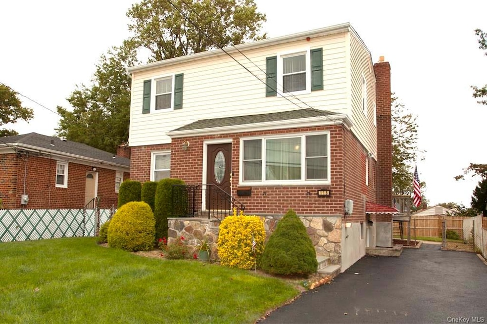 118 Heights Dr, Yonkers, NY 10710 - photo 1