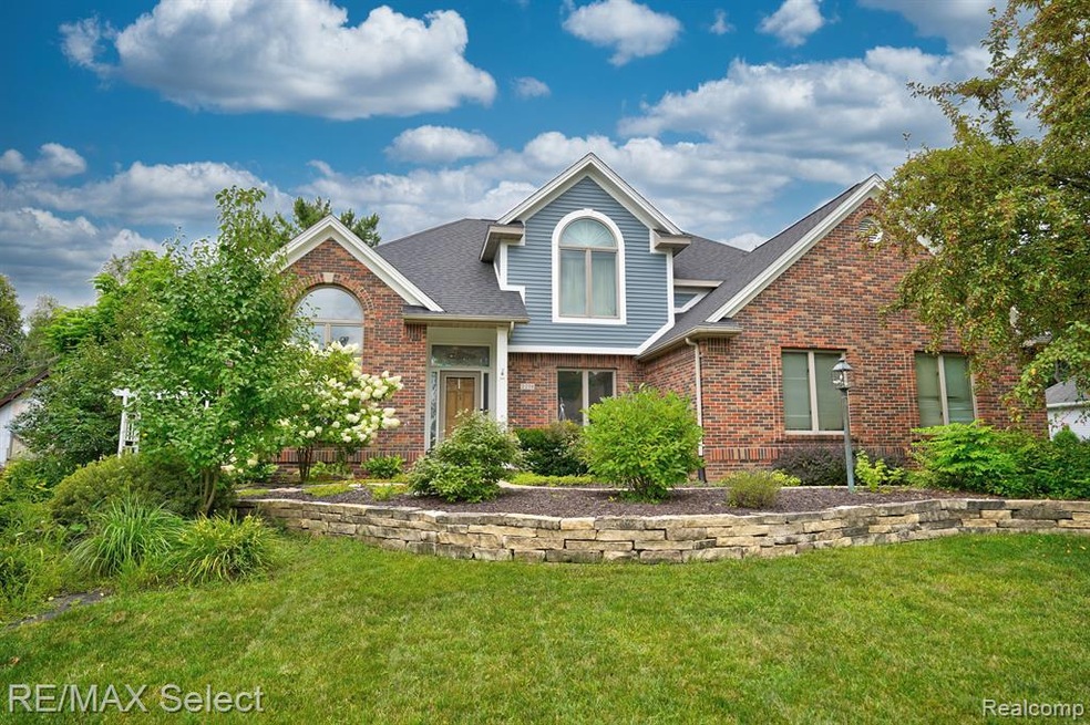 2258 Lost Creek Dr, Flushing, MI 48433 - photo 1