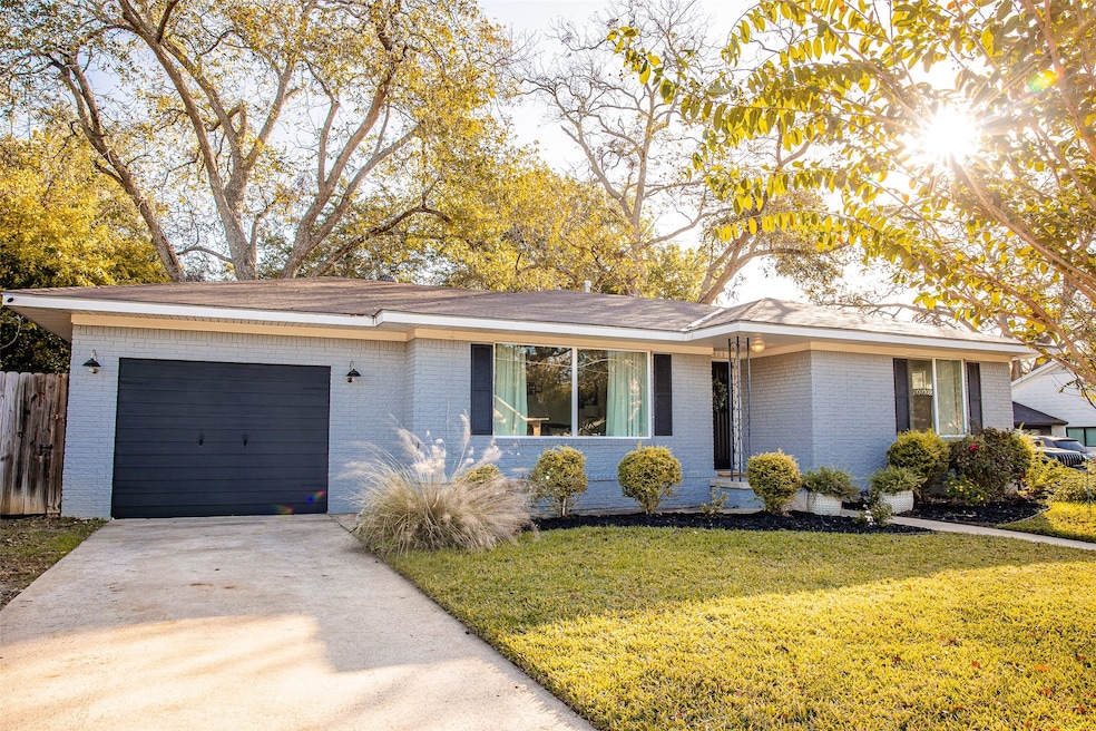 1603 S Jackson St, Brenham, TX 77833 - photo 1