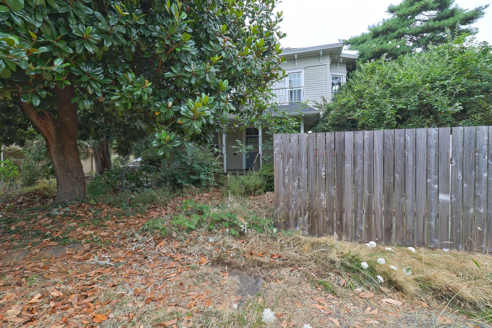 911 E 3rd St - 01