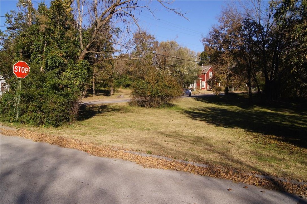 600 S Willow Ave, Fayetteville, AR 72701 - photo 1
