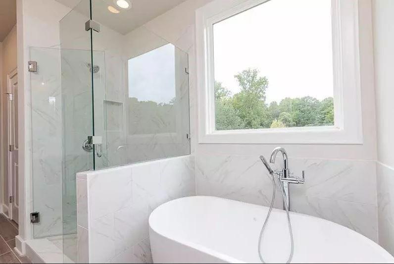 Chaucer - Owners Bathroom Free Standing Tub & Walk