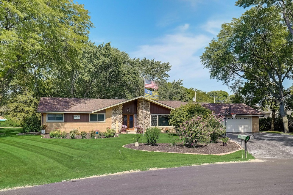 W150N7979 Menomonee Manor Ct, Menomonee Falls, WI 53051 - photo 1