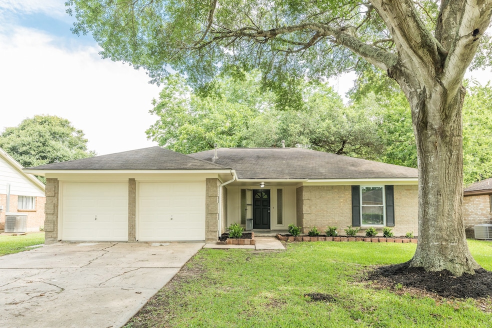 323 Coventry Ln, Alvin, TX 77511 - photo 1