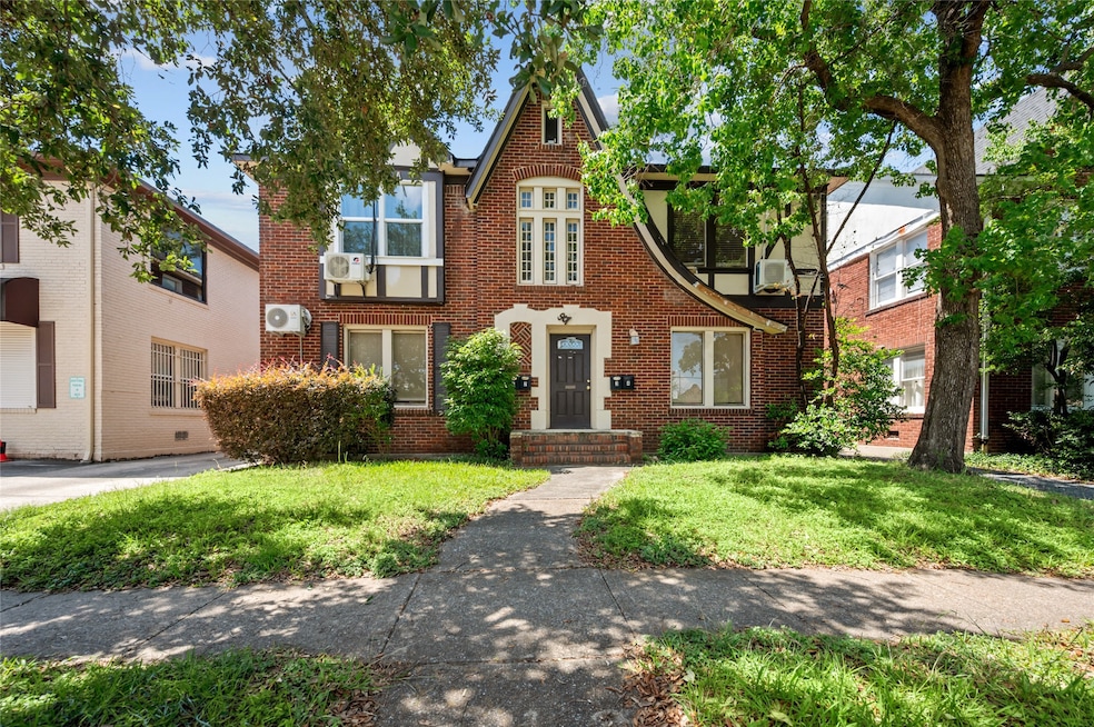 907 W Gray St unit 4, Houston, TX 77019 - photo 1