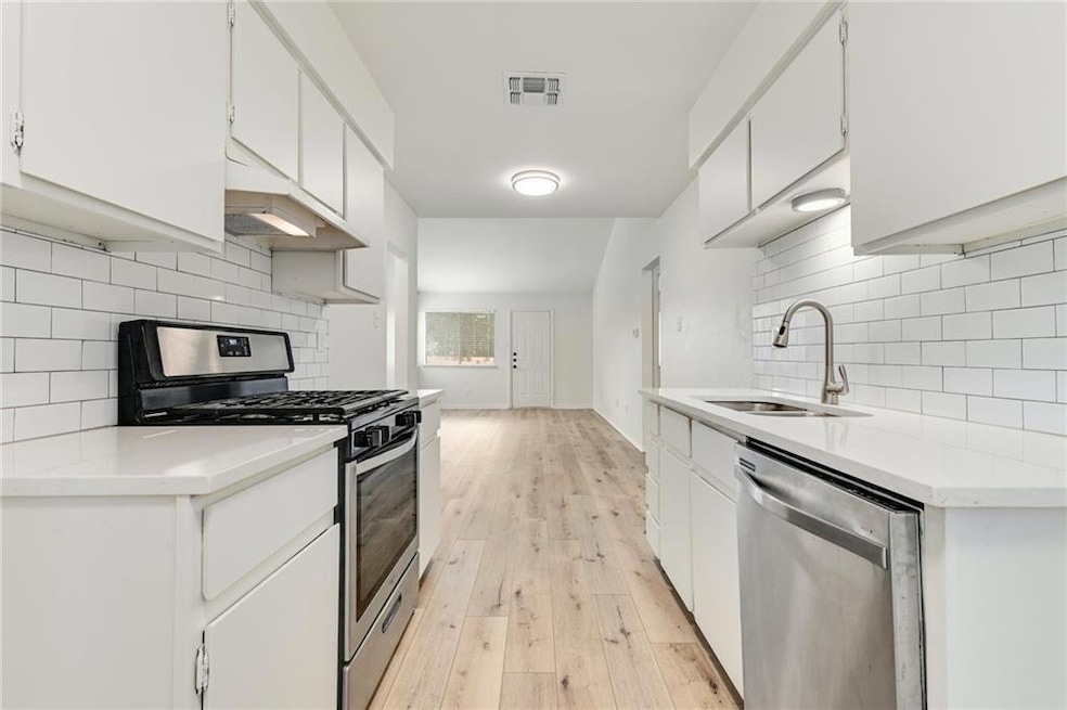 Kitchen with appliances with stainless steel fini
