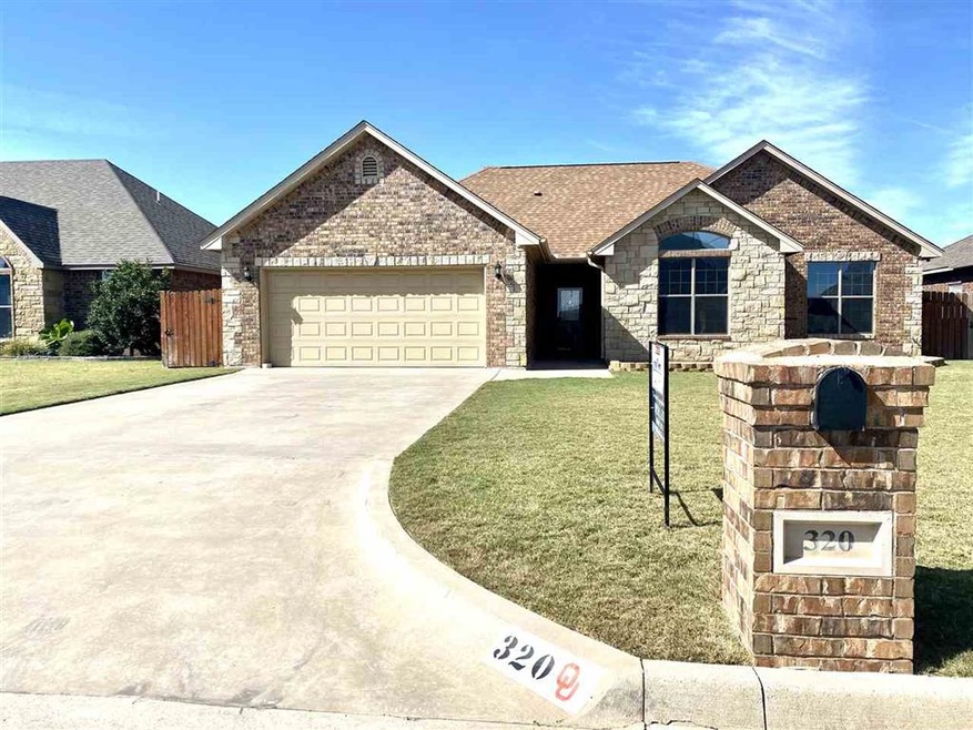 320 N Mountain Meadow Dr, Cache, OK 73527 - photo 1