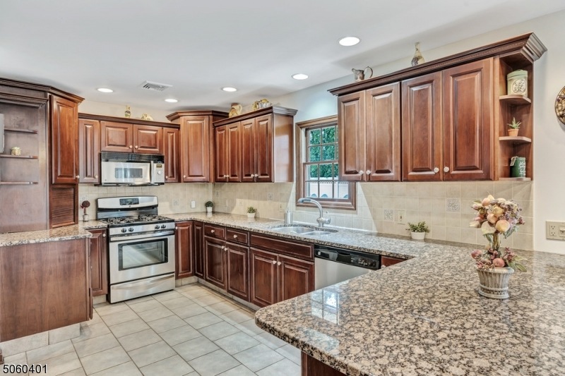 15 Hillcrest Dr, Clark, NJ 07066 - photo 1