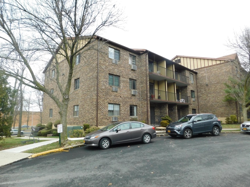 29 Donna Ct unit 7, Staten Island, NY 10314 - photo 1