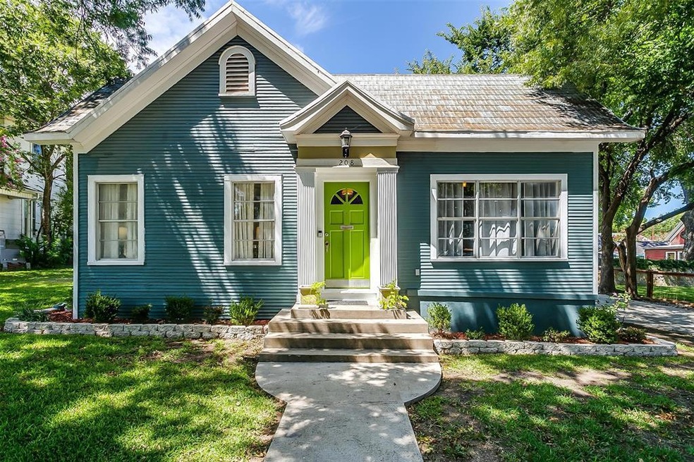 208 W Columbia St, Weatherford, TX 76086 - photo 1