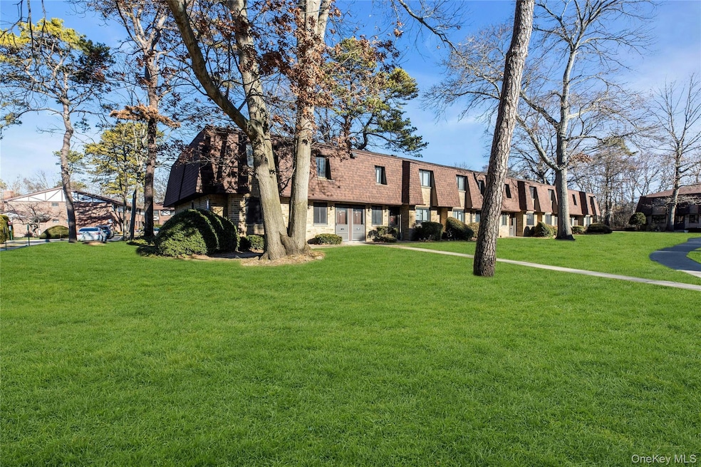 35 Newbrook Ln unit 35, Bay Shore, NY 11706 - photo 1