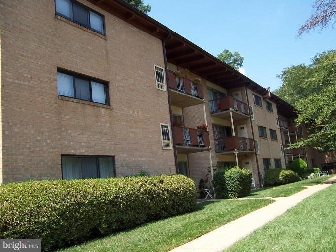 7833 Enola St unit 212, McLean, VA 22102 - photo 1