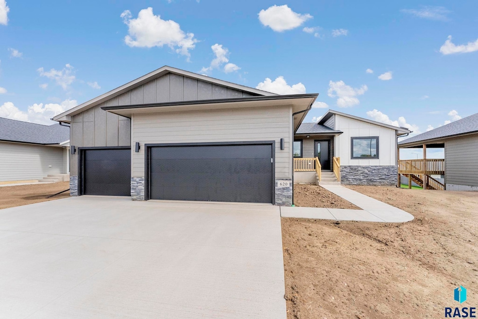 620 N Yankee Ave, Sioux Falls, SD 57110 - photo 1