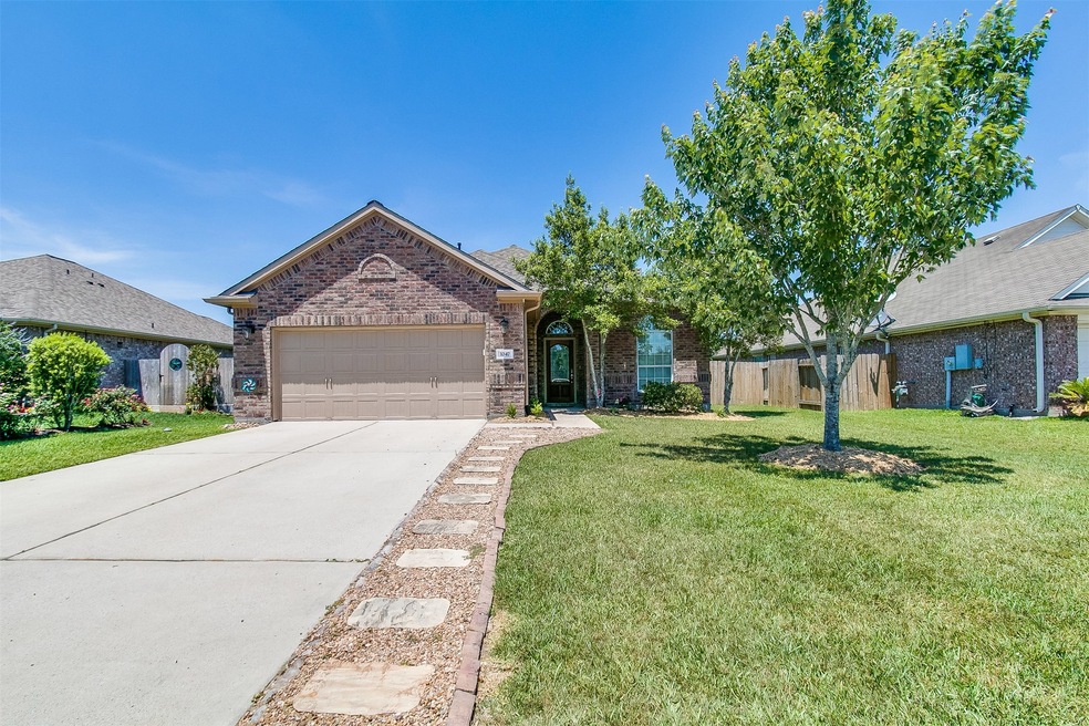 1047 Luke Dr, Alvin, TX 77511 - photo 1